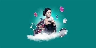 777atk ငွေသွင်းနှင့် ငွေထုတ် မိုဘိုင်းဖုန်းဖြင့် ဆောင်ရွက်နေသောပုံ